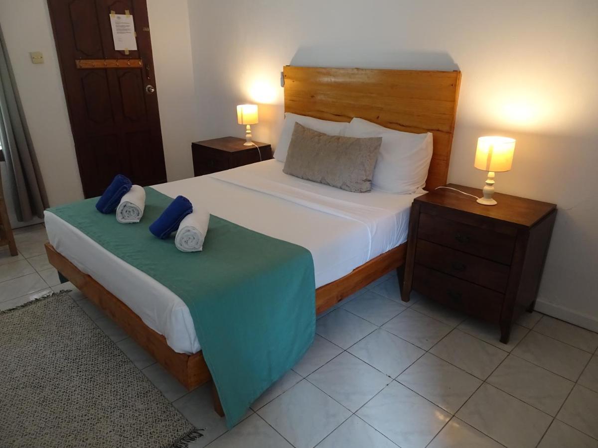 Castaway Lodge Pointe Au Sel Екстер'єр фото